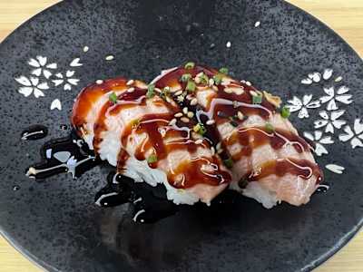 Nigiri Salmón Flambeado, 2 Unidades