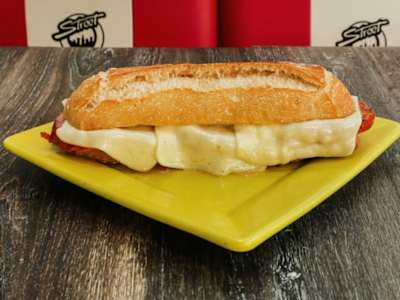 Bocadillo de Lomo con Queso