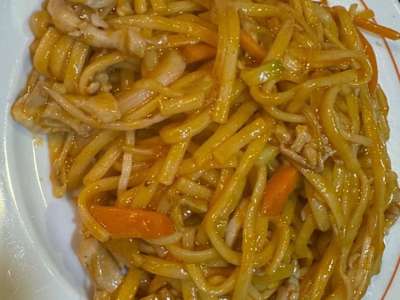 Tallarines Fritos con Pollo y Tomate