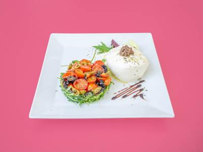 Burrata con Tomatitos, Rúcula y Olivas