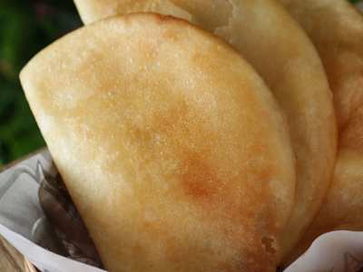 Empanada de Salchicha en Salsa