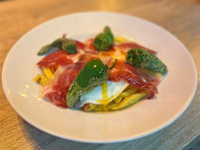 Huevos Rotos Con Jamón Ibérico Y Pimientos De Padrón