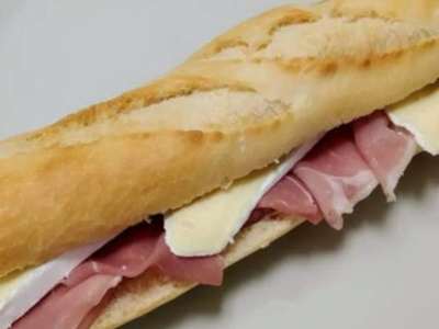 Bocadillo Jamón Serrano, queso brie y tomate