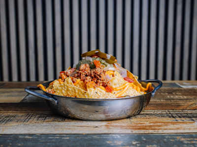 Nachos con Queso y Guacamole