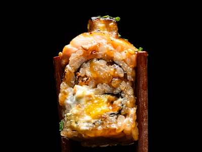 50. Uramaki Aburi Sake Fuagara