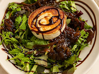 Ensalada de Queso de Cabra y Cebolla Caramelizada