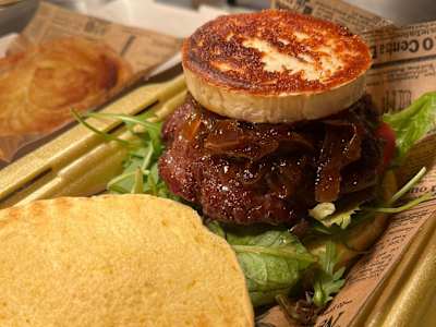 Hamburguesa de cabra y cebolla caramelizada