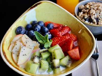 Fruit Bowl: Bowl de Fruta Variada con Yogurt Natural y Un Toque de Miel