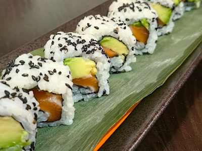 Uramaki salmón sésamo (8uds)