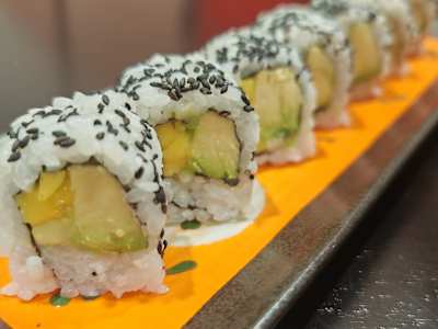 Uramaki aguacate,mango y sésamo (8uds)