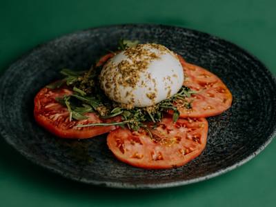Burrata con Tomate y Guacamole