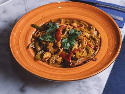 Tallarines de Arroz y Pollo