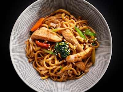 Tallarines Frito con Pollo y Verduras