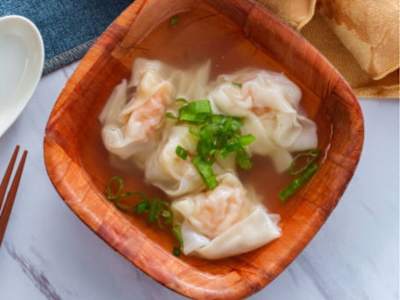 Sopa de Pollo con Wan Tun de Gambas