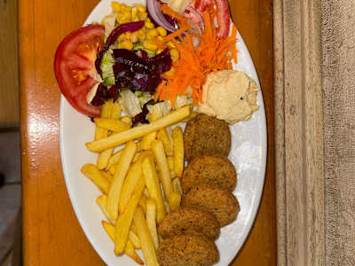 Falafel Plato con Ensalada y Patatas