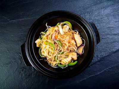 Fideos Fritos Con Verduras Y Pollo Al Curry