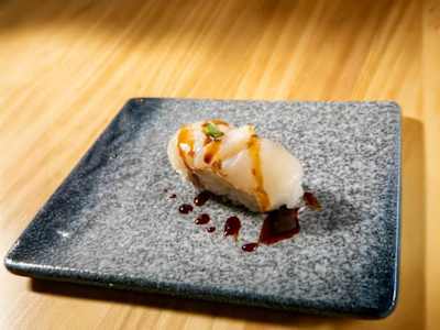 Nigiri de Vieira Fumé con Salsa Teriyaki y Cebolla, 2 Pzs.