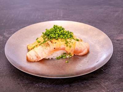 Nigiri de Salmón Flameado, 2 Piezas