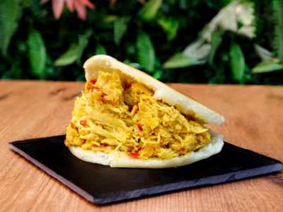 Arepa de Pollo Guisado
