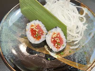 Maki Spicy Tuna, con Sésamo y Cebollino