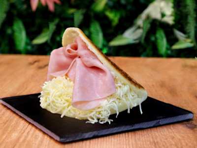 Arepa de Jamón y Queso