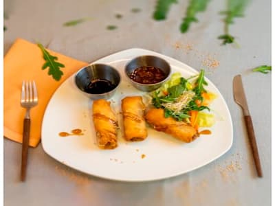 Rollitos orientales de tofu con algas y dos salsas