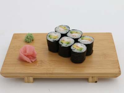 Maki Gambas y Aguacate