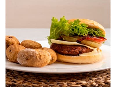 Hamburguesa beyond con queso vegano y patata asada.