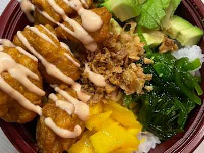 Poke pollo fritas