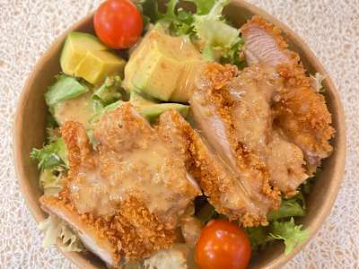 Ensalada con Pollo Crujiente