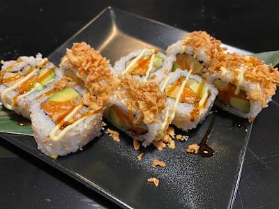 California tamago salmón aguacate y cebolla fritas con salsa