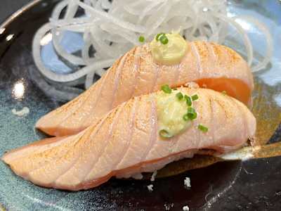 Nigiri Salmón Flameado, 2 Piezas