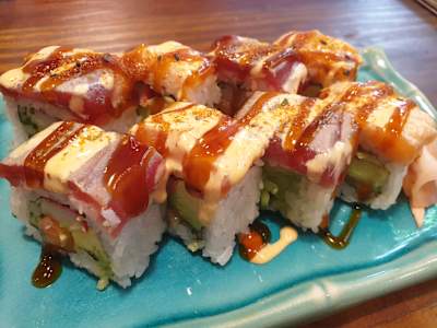 Uramaki salmón atún flameado picante 8u