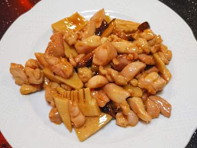 Pollo con Bambú y Setas