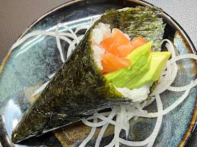 Temaki Salmón con Aguacate