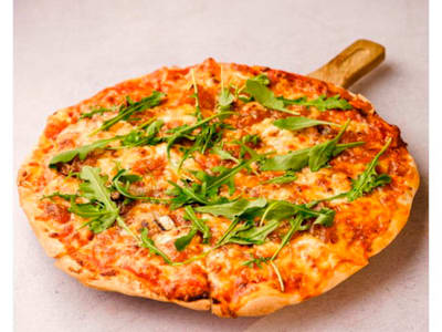Pizza con Cebolla Caramelizada, Queso de Cabra Fresco y Rúcula