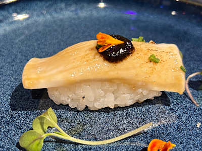 Nigiri Pez Mantequilla Flambeado con Trufa, 2 Piezas