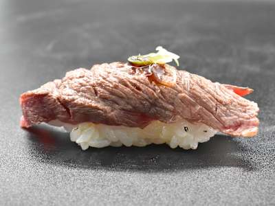 110. Nigiri de buey flambeado, 2 Unidades