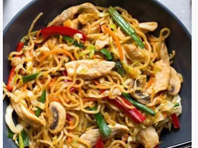 Tallarines Yakisoba con Pollo