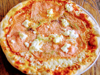 Pizza con Salmone, Mascarpone e Parmigiano