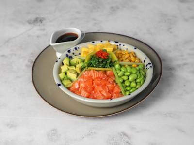 Poke, Arroz cubierto con Salmón Fresco