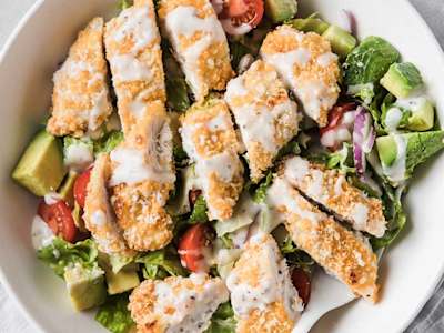 Ensalada con Pollo Empanado