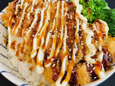 Katsu Don de Pollo con base de arroz