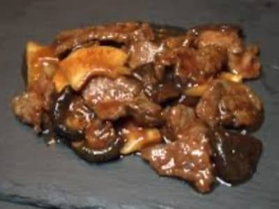 Ternera con Bambú y Setas Chinas