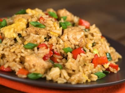 Arroz frito con pollo y verdura