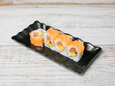 130. Uramaki salmón, 8 unidades