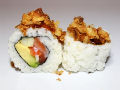 70.Salmón con Cebolla Crujiente, 8 Piezas
