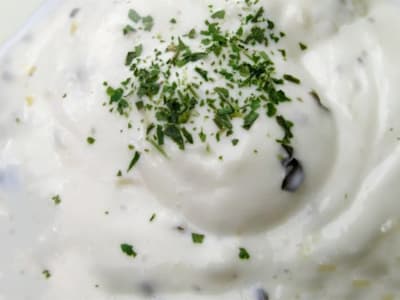 Salsa de Yogur Casera con Ajo Molido, 40 gr
