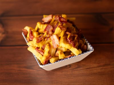 Patatas Fritas con Bacón Crujiente y Queso Cheddar