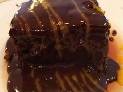 Tarta de Chocolate Negro con Salsa de Naranja